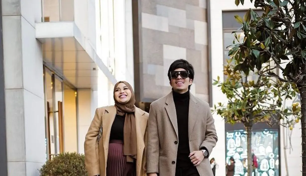 Bisa jadi inspirasi busana modis untuk ibu hamil, padukan longsleeve t-shirt warna hitam dengan rok plisket warna cokelat dan long coat warna custard seperti yang dikenakan Aurel Hermansyah satu ini. (Instagram/aurelie.hermansyah).