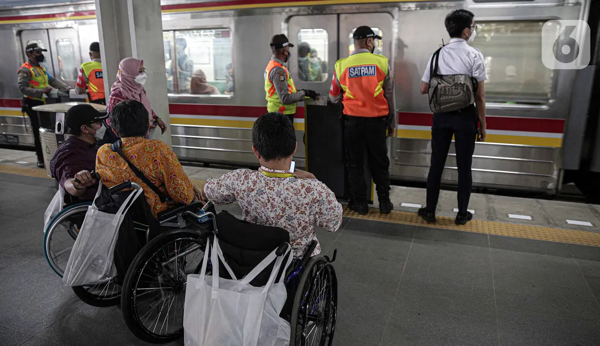 Penyandang disabilitas menunggu kereta untuk menjajal fasilitas di Stasiun Jatinegara, Jakarta, Jumat (3/12/2021). KAI Commuter berupaya memperbaiki layanan perkeretaapian, termasuk meningkatkan aksesibilitas di kereta dan stasiun. (Liputan6.com/Faizal Fanani)