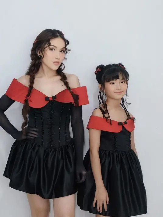 Sebagai ibu, Ayu Ting-Ting memiliki kedekatan yang istimewa bersama sang anak, Bilqis. Selain kerap liburan bersama, keduanya juga kerap tampil kompak dalam busana kembar. Salah satunya cosplay jadi Sailormoon [@ayutingting92]