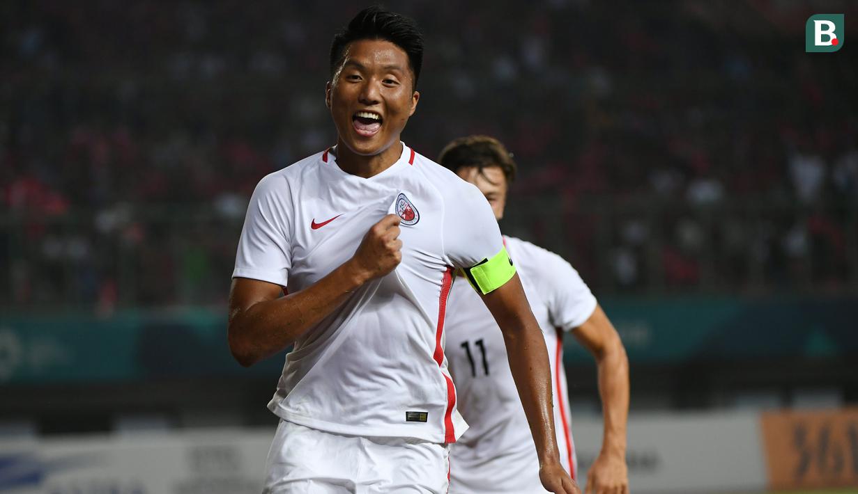 Pemain Hong Kong, Hok Ming Lau, melakukan selebrasi usai membobol gawang Indonesia pada laga Asian Games di Stadion Patriot, Jawa Barat, Senin, (20/8/2018). Indonesia menang 3 - 1 atas Hongkong. (Kapanlagi.com/Agus Apriyanto)