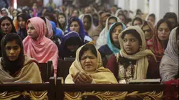 Umat Kristen Pakistan melaksanakan Misa Natal di sebuah gereja di Peshawar, Pakistan, Rabu (25/12/2019). Berdasarkan sensus penduduk pada tahun 1998, umat Kristen di Pakistan berjumlah sekitar satu persen dari keseluruhan penduduk. (AP Photo/Muhammad Sajjad)