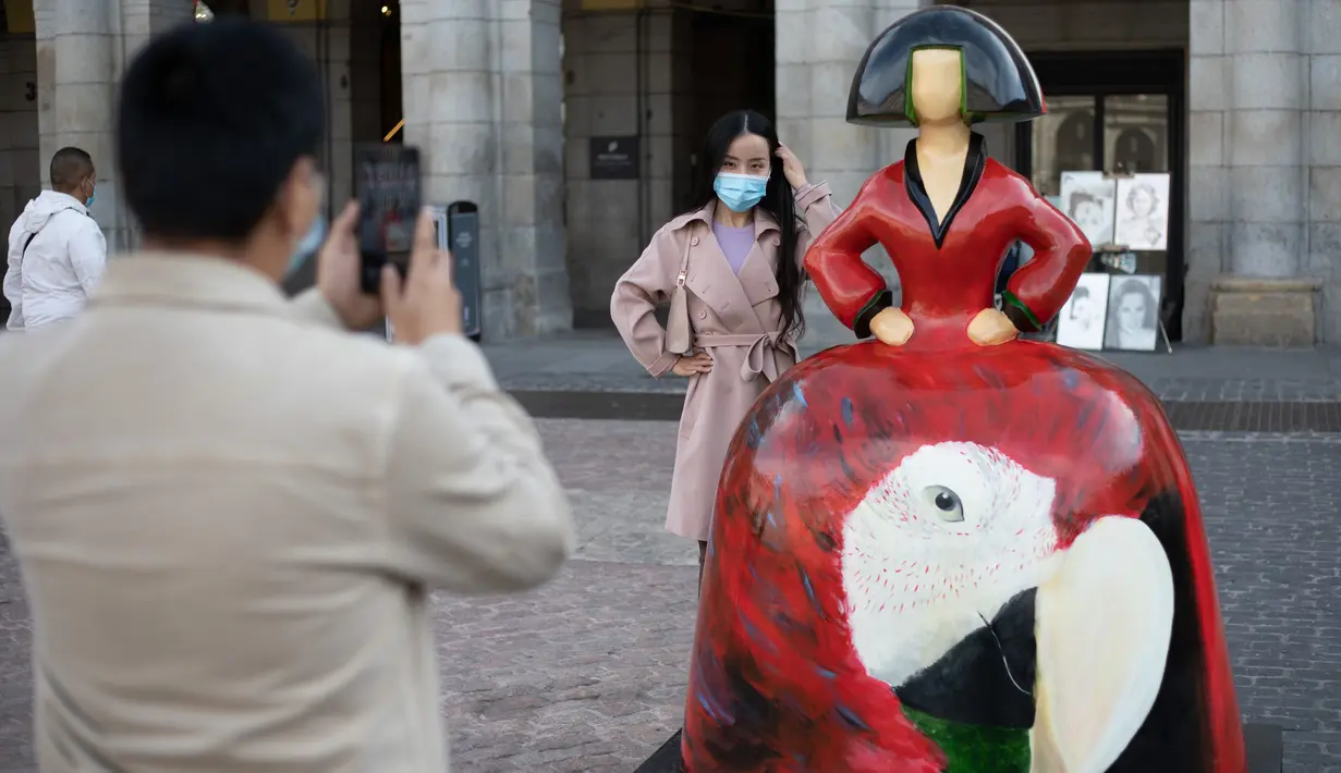 Seorang wisatawan berfoto dengan patung yang terinspirasi dari lukisan Las Meninas di Madrid, ibu kota Spanyol, pada 18 Oktober 2020. Pameran Galeri Meninas Madrid 2020 dimulai di Madrid pada 15 Oktober hingga 15 Desember 2020. (Xinhua/Meng Dingbo)