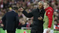 Sejak Jose Mourinho duduk di kursi manajer MU pada awal musim lalu, Wayne Rooney tersingkir dari skuat utama. (AFP/Ian Kington)
