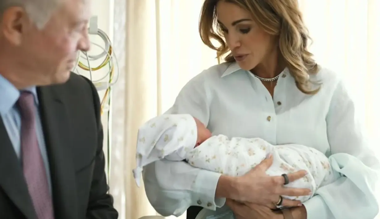 Sebuah kalung berlian emas putih dikenakan Queen Rania bikin tampilannya terlihat mahal dari Marli [@queenrania]