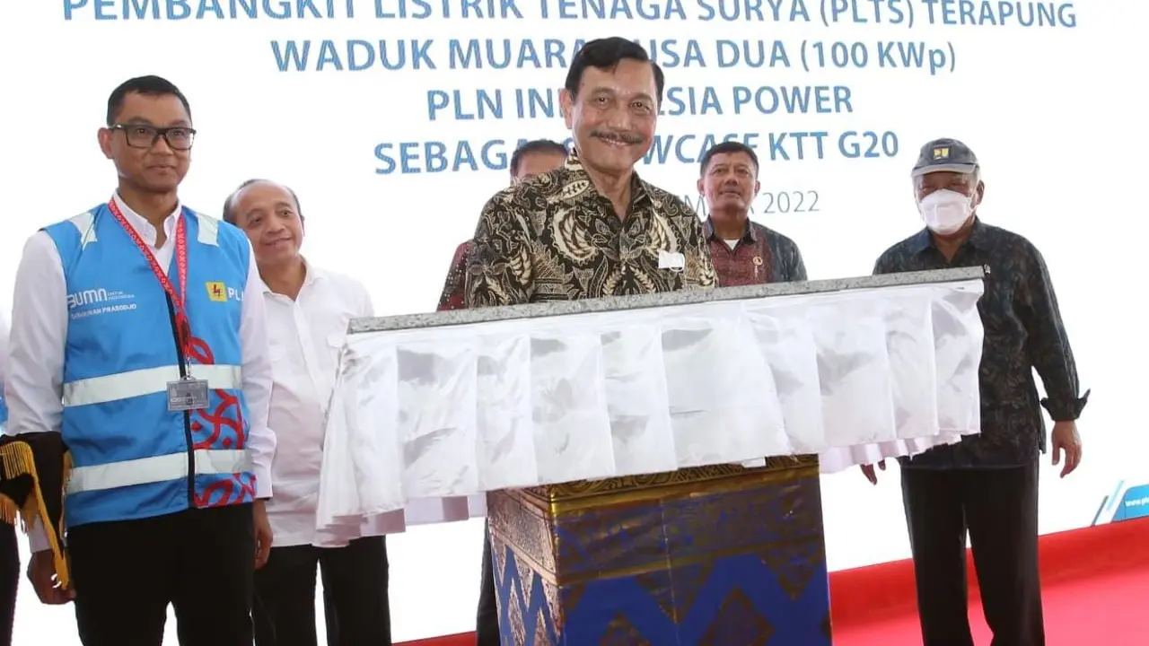Menteri Koordinator Bidang Kemaritiman dan Investasi Republik Indonesia, Luhut Binsar Pandjaitan meresmikan Pembangkit Listrik Tenaga Surya (PLTS) Terapung Waduk Muara Nusa Dua milik PLN Group.