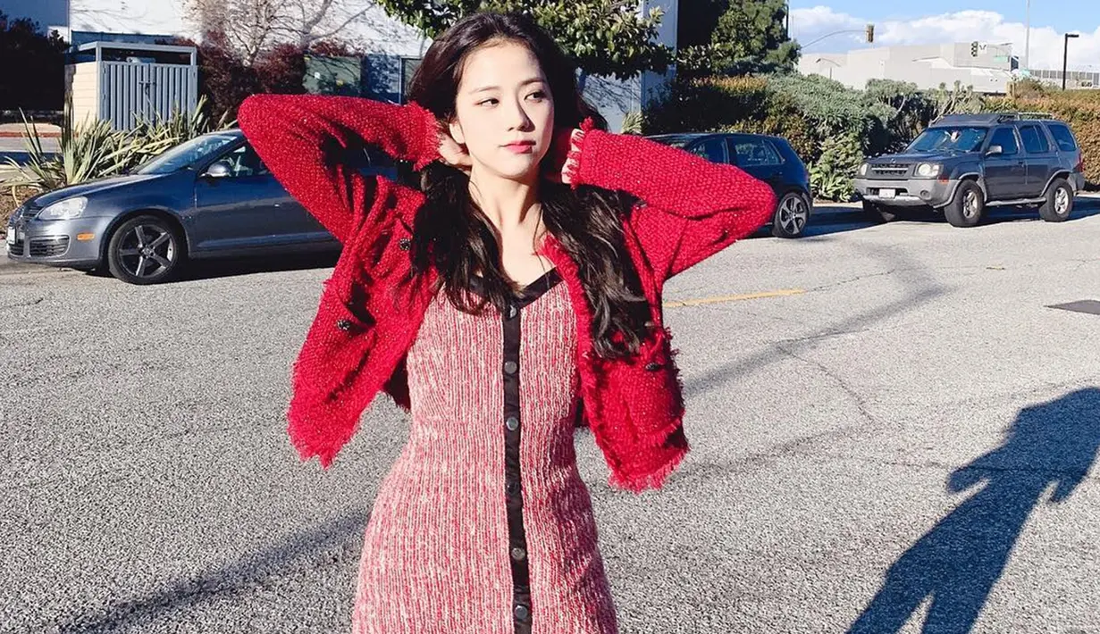 Berbeda lagi ketika berada di California, Amerika Serikat. Jisoo tampak santai dengan gaun pendek serta outer berwarna merah. Gayanya yang casual membuat pesonanya secerah cuaca disana. (Liputan6.com/IG/@sooyaaa__)