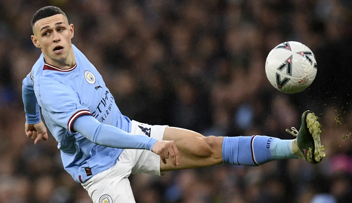 Gelandang Manchester City, Phil Foden mengontrol bola saat menghadapi Burnley pada laga perempatfinal Piala FA 2022/2023 di Etihad Stadium, Manchester (18/3/2023). Selain tajam dengan koleksi 9 gol dari 26 laga, Phil Foden juga mampu menjadi pemberi assist yang memanjakan bagi lini depan The Citizens. (AFP/Oli Scarff)