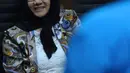 Terdakwa gratifikasi pemberian izin lokasi perkebunan kelapa sawit, Rita Widyasari tersenyum saat menyimak keterangan saksi pada sidang di Pengadilan Tipikor, Jakarta, Rabu (23/5). Sidang mendengar keterangan saksi. (Liputan6.com/Helmi Fithriansyah)