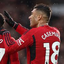 Dua gelandang Manchester United, Casemiro (kanan), dan Kobbie Mainoo. (AFP/Darren Staples)