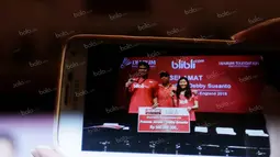 Wartawan mengabadikan momen Praveen Jordan/Debby Susanto, Juara Ganda Campuran All England 2016 berfoto bersama pelatih Richard Mainaky saat menerima bonus dari PB Djarum di Plasa Senayan, Jakarta, Selasa (22/3/2016). (Bola.com/Nicklas Hanoatubun)