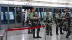 Polisi anti huru-hara berjaga di stasiun pusat ekspres bandara di pusat kota Hong Kong, Sabtu (7/9/2019). Kepolisian Hong Kong membatasi layanan transportasi bandara dan stasiun kereta pada Sabtu, 7 September 2019 menyusul rencana adanya unjuk rasa besar-besaran. (AP Photo/Vincent Yu)