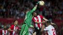 4. Kiper Athletic Bilbao, Iago Herrerin, menepis bola saat laga Liga Europa melawan Sevilla di Stadion Ramon Sanchez Pizjuan, Spanyol, Kamis (14/4/2016). Sevilla lolos ke semifinal berkat menang adu penalti. (AFP/Jorge Guerrero)