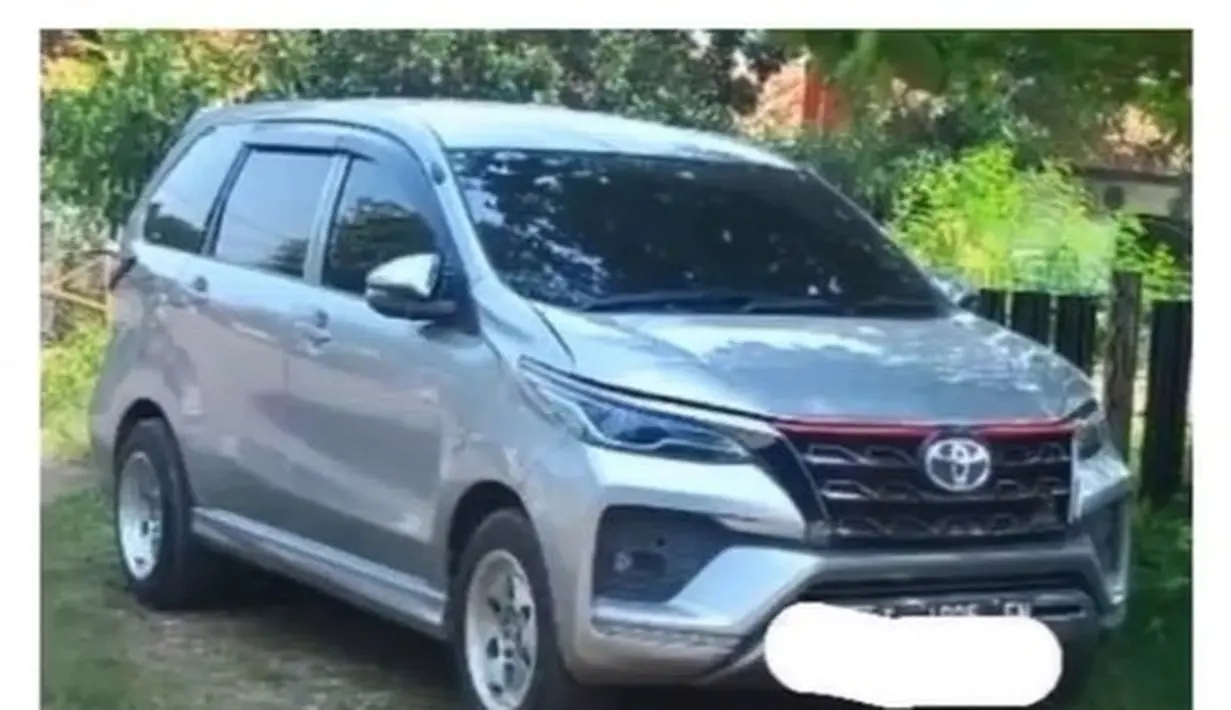 Avanza ini mendapat operasi plastik menjadi Toyota Fortuner MPV. (Source: Instagram/@lowslow.indonesia)
