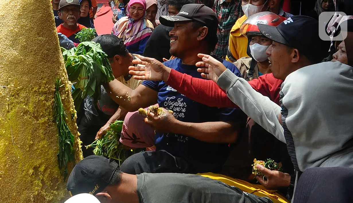 Terlihat raut wajah gembira warga saat mengikuti kegitaan tumpengan. (merdeka.com/arie basuki)