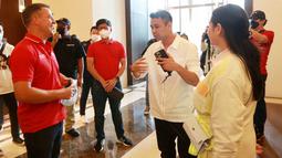 Ditemui di Hotel Fairmont, Jakarta, Sabtu (20/8/2022) siang, keduanya saling berbagi cerita, dari Raffi pamer pernah mengundang Ronaldinho hingga mempromosikan Liga Inggris di Vidio. (Bola.com/M Iqbal Ichsan)