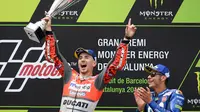 Pembalap Spanyol dari tim Ducati, Jorge Lorenzo merayakan selebrasi didampingi pembalap Italia dari Movistar Yamaha, Valentino Rossi usai balapan MotoGP Catalunya di Sirkuit Catalunya di Montmelo, (17/6). (AFP PHOTO / Lluis Gen)