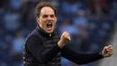 Pelatih Chelsea, Thomas Tuchel, melakukan selebrasi usai Kai Havertz mencetak gol ke gawang Manchester City pada laga final Liga Champions di Stadion Dragao, Minggu (30/5/2021). Chelsea sementara unggul 1-0 di babak pertama. (Pierre Philippe Marcou/Pool via AP)