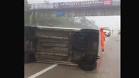 Kecelakaan di KM 68 Tol Bocimi: Hilang Kendali Saat Hujan, Mobil Ringsek Terguling