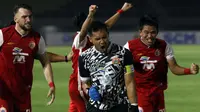 Kiper Persija Jakarta, Andritany memiliki harga pasaran sebesar Rp5,21 miliar yang membuat mantan kapten timnas Indonesia tersebut berharga. Di usia yang ke-29, dirinya membawa Persija Jakarta meraih Piala Menpora 2021 dan menjadi andalan dibawah mistar gawang. (Foto: Bola.com/Ikhwan Yanuar)