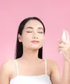Setting spray pilihan agar makeup tetap fresh dan tahan seharian. (makistock/Depositphotos)
