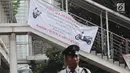 Sebuah banner bertuliskan sayembara kasus penyiraman air keras terhadap penyidik Novel Baswedan terpasang di seberang Gedung KPK, Jakarta, Senin (6/8). Hal ini dilakukan  karena sudah 16 bulan kasus itu tidak kunjung terungkap. (Merdeka.com/Dwi Narwoko)