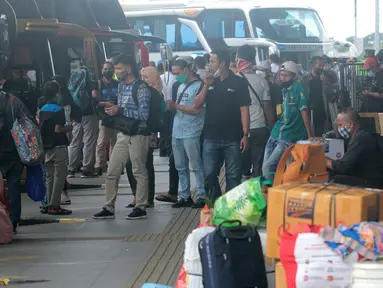 Calon penumpang menunggu pemberangkatan di Terminal Pulo Gebang, Jakarta, Selasa (4/5/2021). Jumlah penumpang yang berangkat dari Terminal Pulo Gebang terus meningkat jelang diberlakukannya aturan larangan mudik Lebaran mulai 6 Mei-17 Mei 2021. (Liputan6.com/Herman Zakharia)