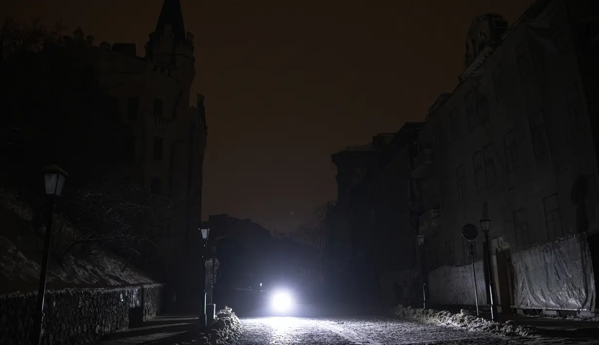 Foto ini menunjukkan pusat kota saat pemadaman listrik setelah serangan roket Rusia di Kiev, Ukraina, Rabu (23/11/2022). Saat ini pihak berwenang mengatakan jutaan warga Ukraina, termasuk di ibu kota Kiev, dapat menghadapi pemadaman listrik setidaknya hingga akhir Maret akibat serangan tersebut. (AP Photo/Andrew Kravchenko)