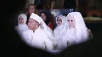 Seperti pasangan penagntin lainnya, setelah prosesi ijab kabul Vicky pun menyerahkan mas kawin kepada Angel. Di momen spesial itu, Vicky pun ingin romantis dengan caranya, namun ternyata gagal. (Nurwahyunan/Bintang.com)