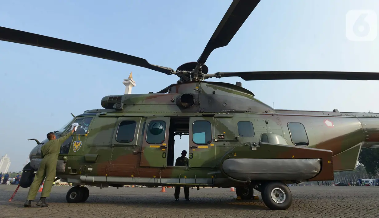 Helikopter milik TNI dihadirkan dalam apel pasukan TNI-Polri untuk pengamanan pelantikan Presiden dan Wakil Presiden terpilih di Silang Monas, Jakarta, Kamis (17/10/2019). Selain melibatkan pasukan TNI dan Polri, apel turut diikuti Satpol PP, Damkar DKI hingga tenaga medis. (merdeka.com/Imam Buhori)