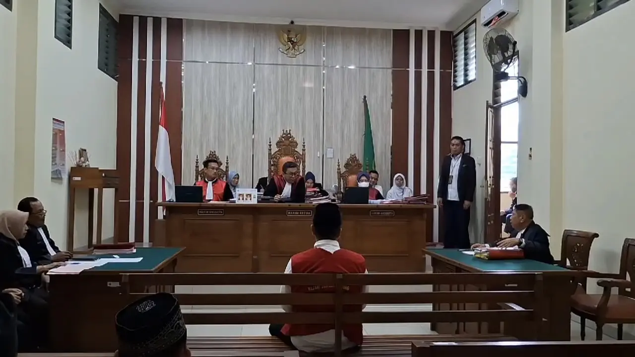 David alias Khadafi saat menjalani sidang di PN Tanjung Karang dengan agenda pembacaan tuntutan. Foto : (Istimewa).