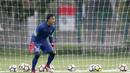 Kiper Timnas Indonesia U-23, Muhammad Ridho tengah bersiap mengamankan gawang pada sesi latihan di Lapangan A,B,C, Senayan, Jakarta (18/2/2018). Latihan ini merupakan persiapan Asian Games 2018. (Bola.com/Nick Hanoatubun)