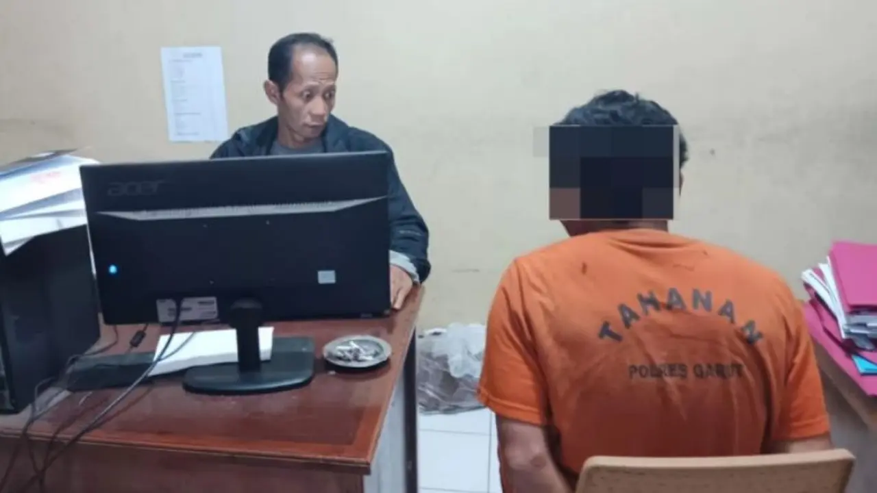Polisi memeriksa salah seorang tersangka kasus penculikan dan penganiayaan di Kecamatan Cikajang, Kabupaten Garut, Jawa Barat, Kamis (23/4/2026).