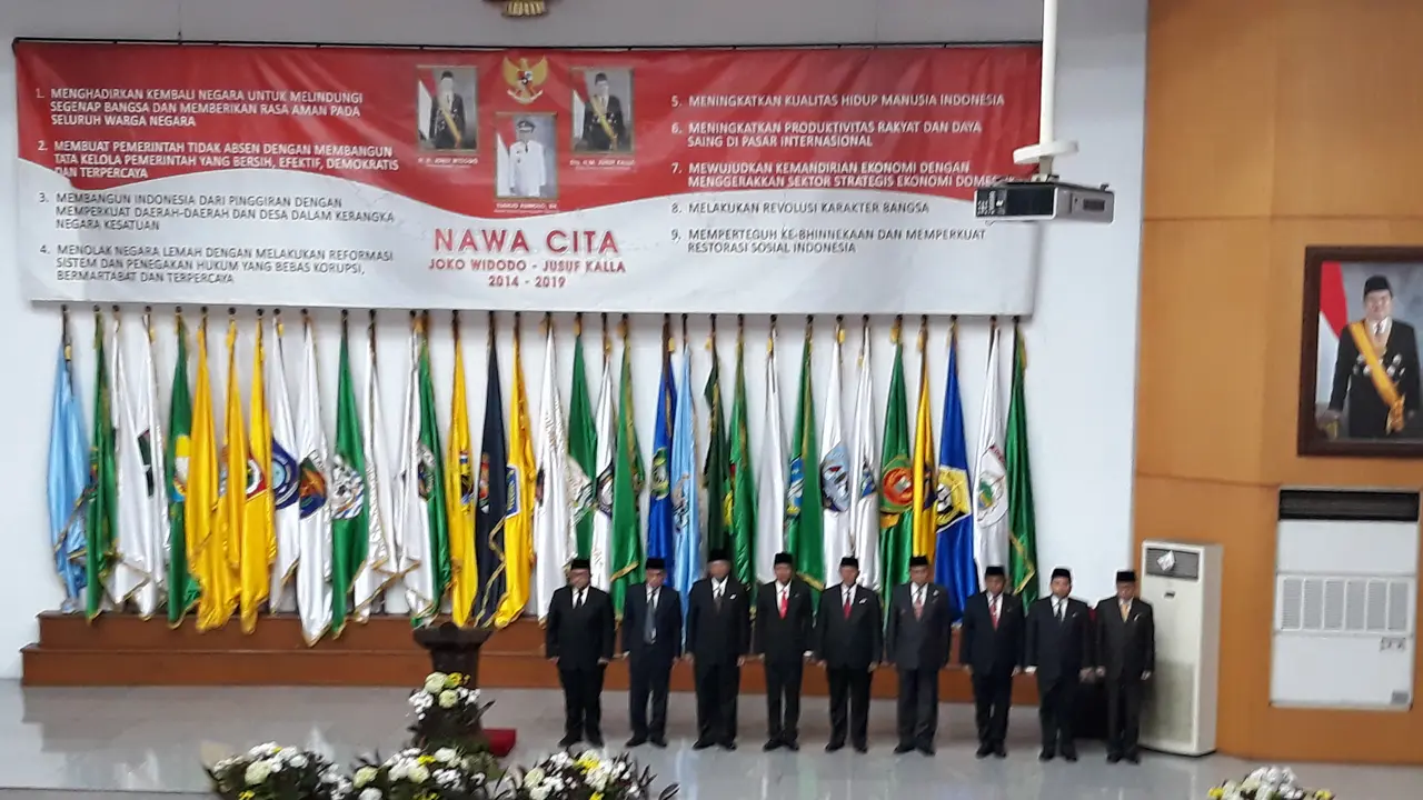 Wapres Jusuf Kalla memberikan penghargaan kepada kepala daerah