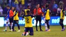 Pemain Ekuador Felix Torres berlutut untuk merayakan akhir pertandingan sepak bola Kualifikasi Piala Dunia 2022 melawan Brasil di Stadion Casa Blanca, Quito, Ekuador, 27 Januari 2022. Pertandingan berakhir imbang 1-1. (Rodrigo Buendia/Pool via AP)