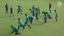 Pemain Timnas Indonesia U-23 melakukan peregangan jelang latihan di Lapangan A Kompleks GBK, Jakarta, Kamis (21/6). Timnas Indonesia U-23 akan melakoni laga uji coba melawan Korsel U-23, Sabtu (23/6). (Liputan6.com/Helmi Fithriansyah)