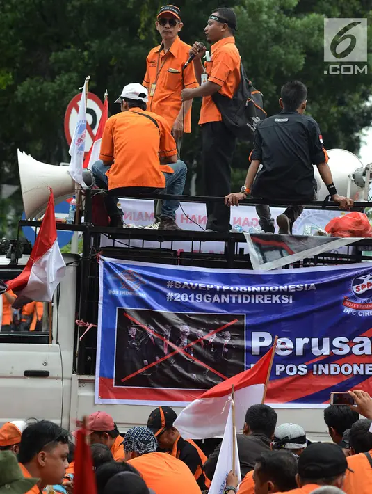 Pegawai PT Pos Indonesia (Persero) melakukan orasi di depan Kantor Kementerian BUMN, Jakarta, Rabu (6/2). Massa berbaju warna oranye ini menuntut tiga tuntutan, ganti direksi, menolak upah murah dan stop union busting. (Merdeka.com/Imam Buhori)
