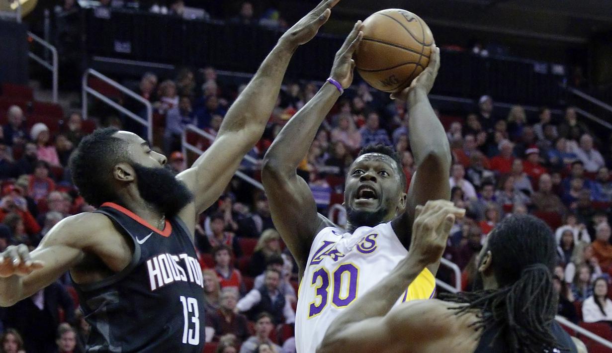 Aksi pemain Los Angeles Lakers, Julius Randle (30) melakukan tembakan saat diadang pemain Rockets pada lanjutan NBA basketball game di Toyota Center, Houton, (31/12/2017). Rockets menang 148-142. (AP/Michael Wyke)