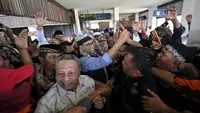 Anies disambut pendukungnya saat tiba di Bandara Banyuwangi. (Hermawan/Liputan6.com)