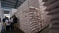 PT. Pupuk Indonesia (Persero) saat melakukan pengecekan gudang pupuk di Kecamatan Cisaat Kabupaten Sukabumi (Liputan6.com/Istimewa).