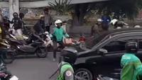 Viral aksi nekat mobil lawan arus di Jalan Gunung Sahari, Sawah Besar, Jakarta Pusat. (Dok. Tangkapan Layar IG @jakartaterkini)