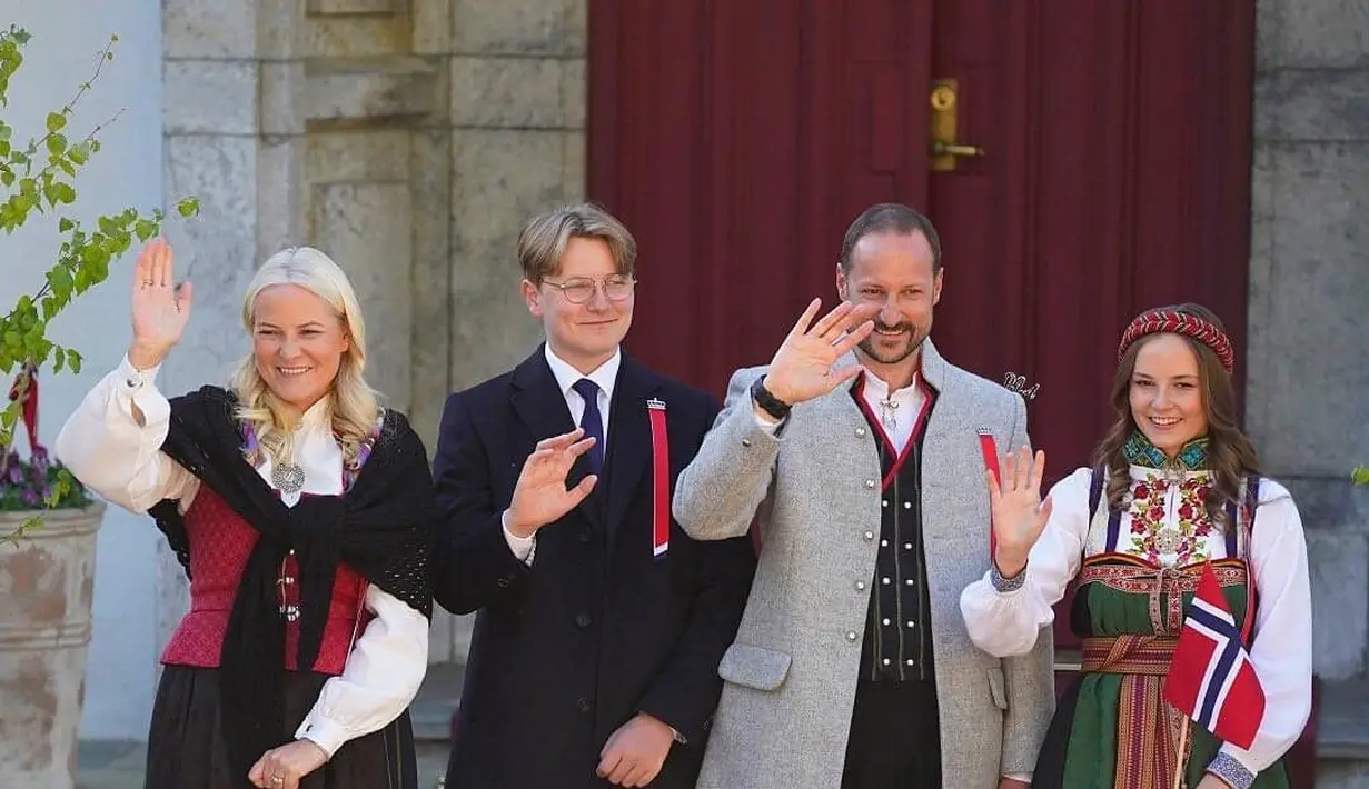 Potret Princess Ingrid Alexandra mengenakan bunad Aust-Telemark miliknya, bersama kedua orangtuanya yang mengenakan bunader Asker. [Foto: Instagram/princess.ingrid.alexandra]