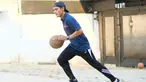 Dude Harlino kerap mengajak istri dan anak-anaknya untuk berolahraga. Mulai dari jalan di pagi hari hingga bermain basket. Dalam kesempatan ini, pria kelahiran 2 Desember 1980 tersebut tengah asyik menggiring bola basket. Dengan balutan pakaian sporty, Dude tampil penuh energi. (Liputan6.com/IG/@dude2harlino)