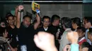 Wakil Ketua KPK, Bambang Widjojanto kembali ke gedung KPK Jakarta, Sabtu dini hari (24/1/2015). Tampak, Bambang Widjojanto mengangkat tangan ke arah pendukungnya di gedung KPK Jakarta. (Liputan6.com/Helmi Fithriansyah)