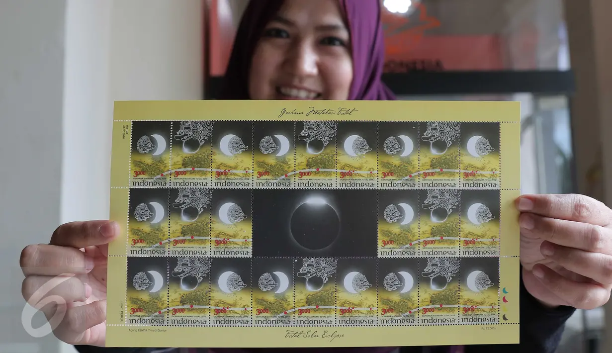 Petugas menunjukan perangko edisi Gerhana Matahari Total di Kantor Pos Indonesia, Jakarta, (25/2). Pos Indonesia (Persero) menerbitkan prangko edisi khusus tersebut dalam rangka menyambut peristiwa gerhana matahari total. (Liputan6.com/Angga Yuniar)