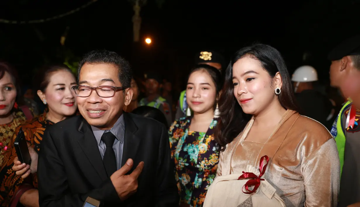 Didampingi dua wanita cantik, pelawak Jarwo kuat hadir di pernikahan Kahiyang Ayu dan Bobby Nasution. Pria berkacamata yang selalu penuh banyolan ini nampaknya senang bisa hadir di pernikahan Kahiyang dan Bobby. (Adrian Putra/Bintang.com)