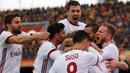 Para pemain AC Milan merayakan gol yang dicetak Nikola Kalinic ke gawang Benevento pada laga Serie A Italia di Stadion Ciro Vigorito, Benevento, Minggu (3/12/2017). Kedua klub bermain imbang 2-2. (AP/Mario Taddeo)