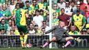 Kiper Norwich City, John Ruddy, gagal menahan bola tendangan pemai MU, Juan Mata, dan berbuah gol dalam lanjutan Premier League, di Stadion Carrow Road, Norwich, Sabtu (7/5/2016). (AFP/Justin Tallis)