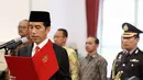 Presiden Joko Widodo membacakan sumpah jabatan saat pelantikan Basuki Tjahaja Purnama menjadi Gubernur DKI Jakarta di Istana Negara, Rabu (19/11/2014). (Liputan6.com/Faizal Fanani)