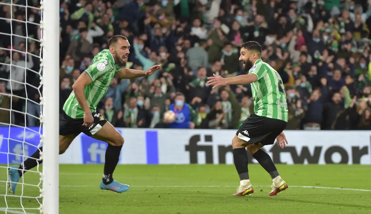 Penyerang Real Betis, Borja Iglesias (kiri) berselebrasi usai mencetak gol ke gawang Rayo Vallecano pada semifinal Copa del Rey (Piala Raja) di Stadion Benito Villamarin, Spanyol (4/3/2022). Hasil imbang itu membuat Real Betis lolos ke babak final dengan agregat kemenangan 3-2. (AFP/Cristina Quicler