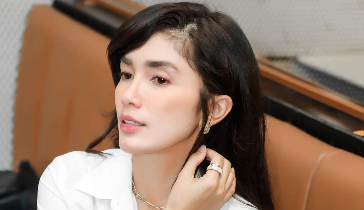 Dalam foto ini, Ussy juga tak banyak menggunakan riasan pada wajahnya. Cantik natural dengan rona warna merah muda pada bibir dan mata, Ussy justru lebih memesona dengan tampilan bak gadisnya ini. Foto: Instagram.